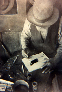 Bill Traylor painting in 1939. Photo by Jean Lewis, a member of the New South.